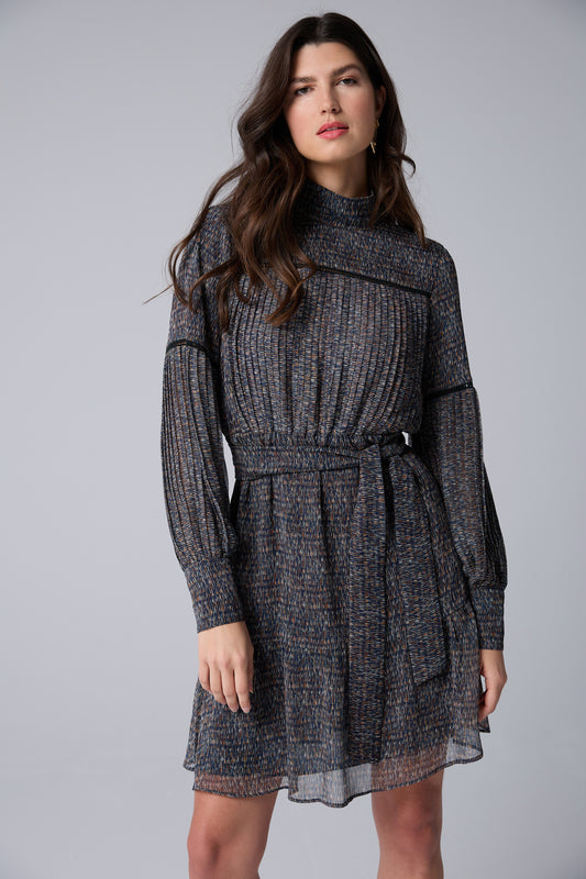 Robe en mousseline plissée au genou avec manches plissées